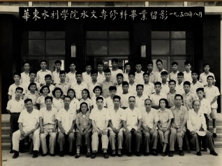 1954年8月华东水利学院水文专修科毕业留影