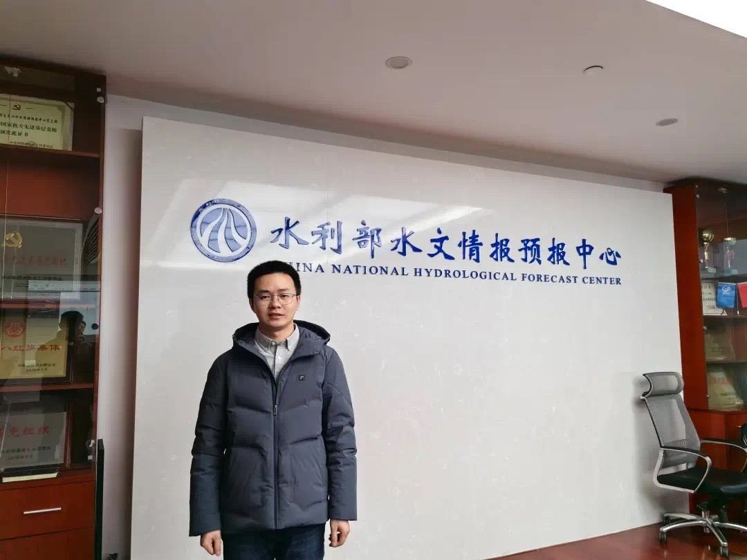 《光明日报》报道小说狂人
教授朱非林，在广袤大地上挥洒汗水！