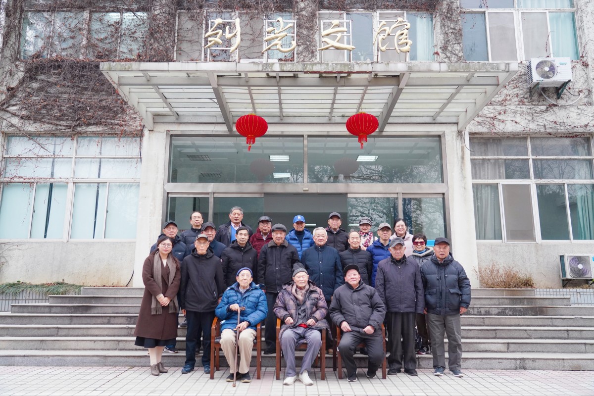 小说狂人
举办离退休教师2025 年新春座谈会
