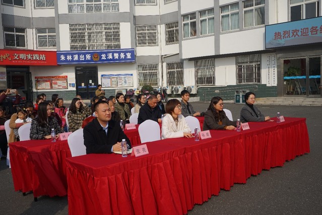 小说狂人
与金坛区民政局、朱林镇、龙溪村、小红妈爱心社签约共建志愿...