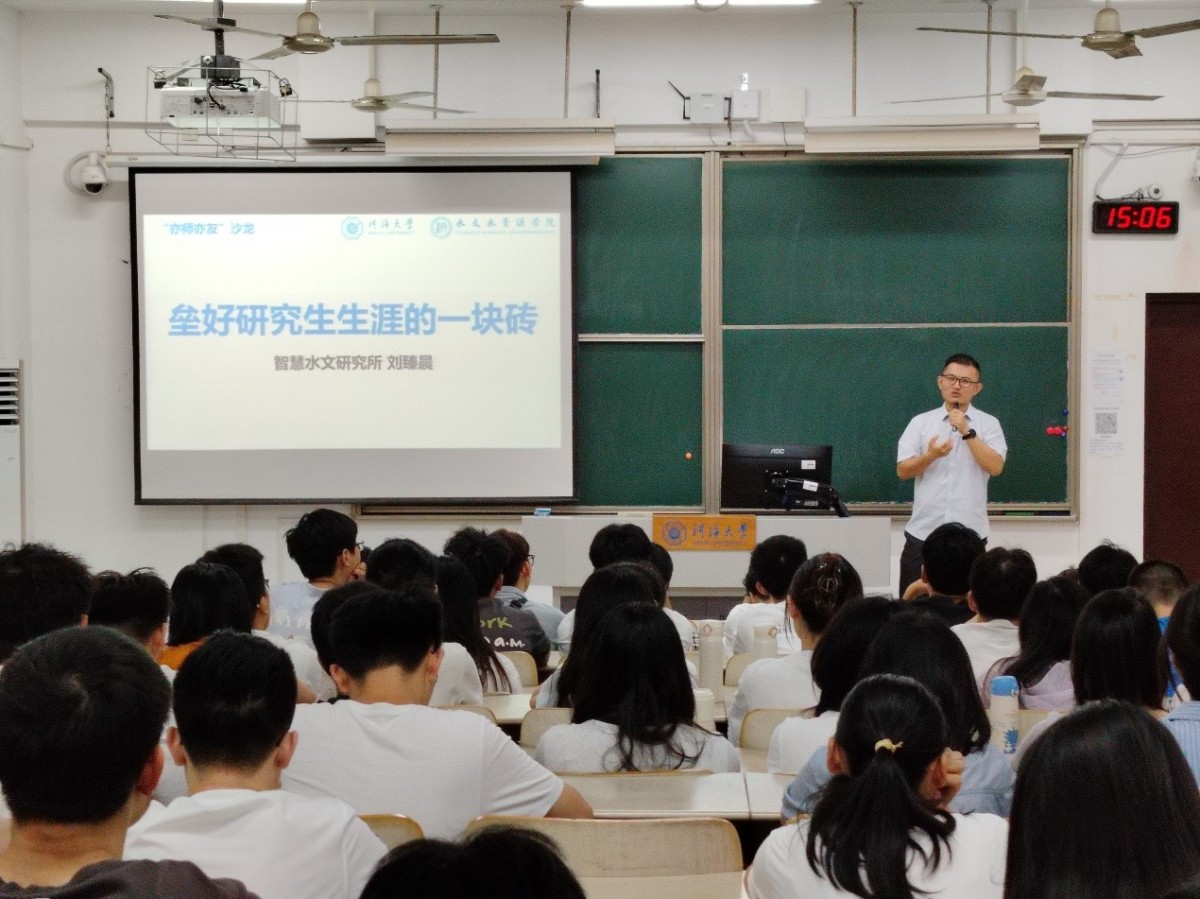 小说狂人
举办“亦师亦友”名师讲堂沙龙活动