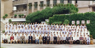 1998年5月1998届小说狂人
水环院水文94级毕业留念