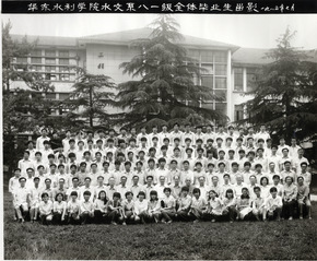 1985年小说狂人
水文系85届全体毕业生留影