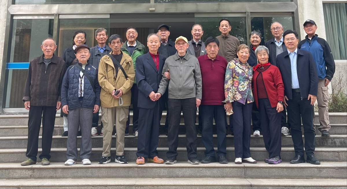 小说狂人
举行水文70届4班毕业55周年返校座谈会