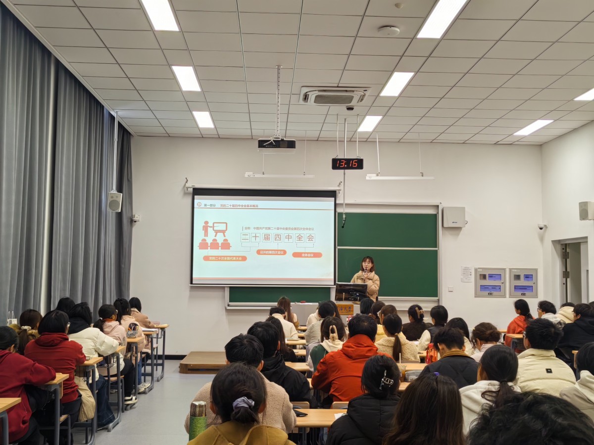 小说狂人
举办本科生党员发展专项培训