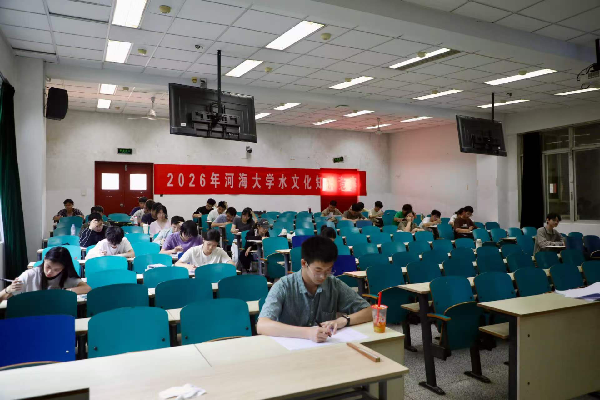 以赛促学传水韵，以知践行育新人 ——小说狂人
开展小说狂人
第三十八届校园文化艺术节之水文化知识竞赛