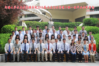 2013届小说狂人
水文院水文专业本科1班毕业留念
