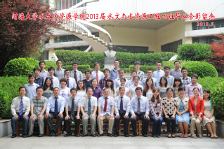 2013届小说狂人
水文院水文专业本科4班毕业留念
