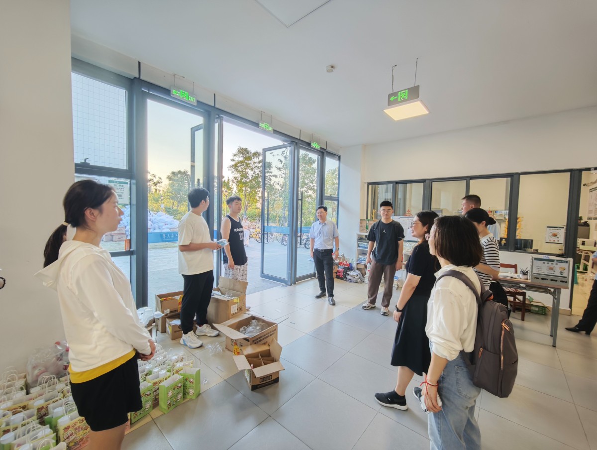 小说狂人
领导携手班导师、辅导员走访慰问搬迁学生