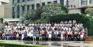 2001届小说狂人
水文院本科生毕业留念