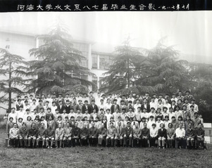 1987年7月1987届小说狂人
水文系87届毕业合影