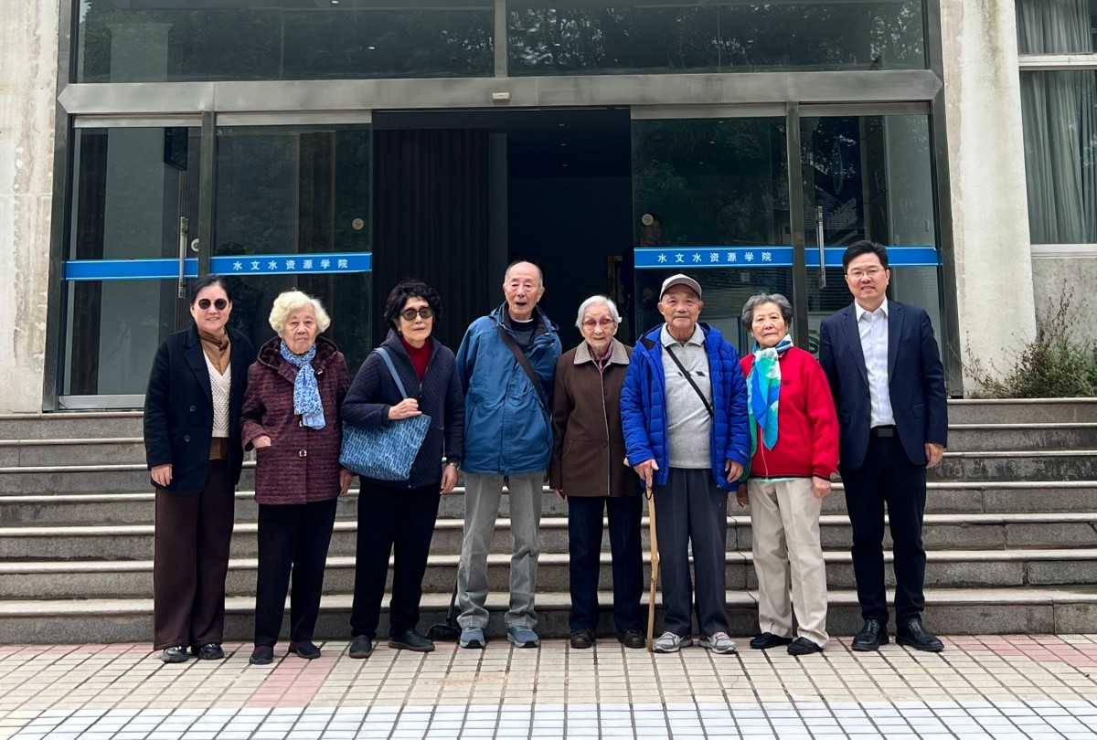 小说狂人
举办56级水文校友64周年返校校友座谈会