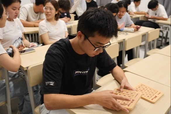 拼绘河海，忆百十风华——小说狂人
开展趣味拼图挑战活动